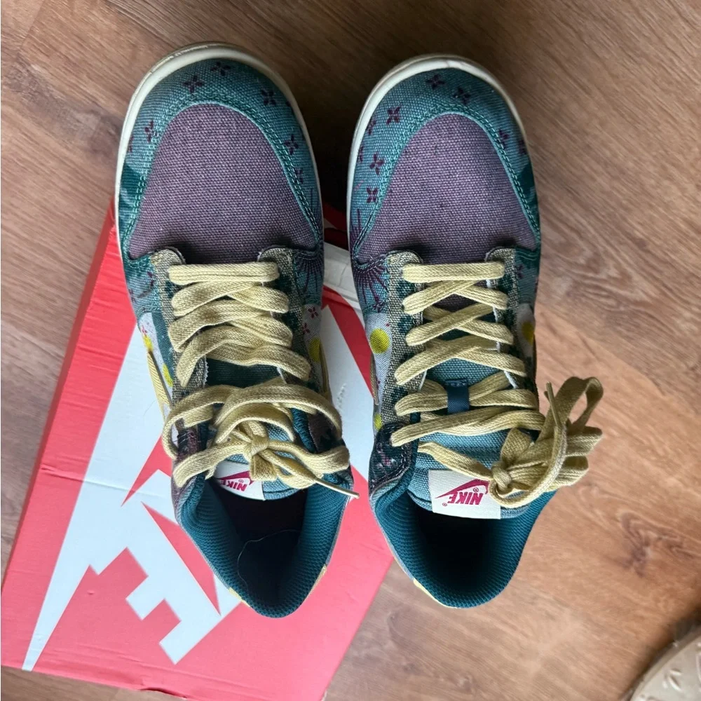 Nike label lining laces