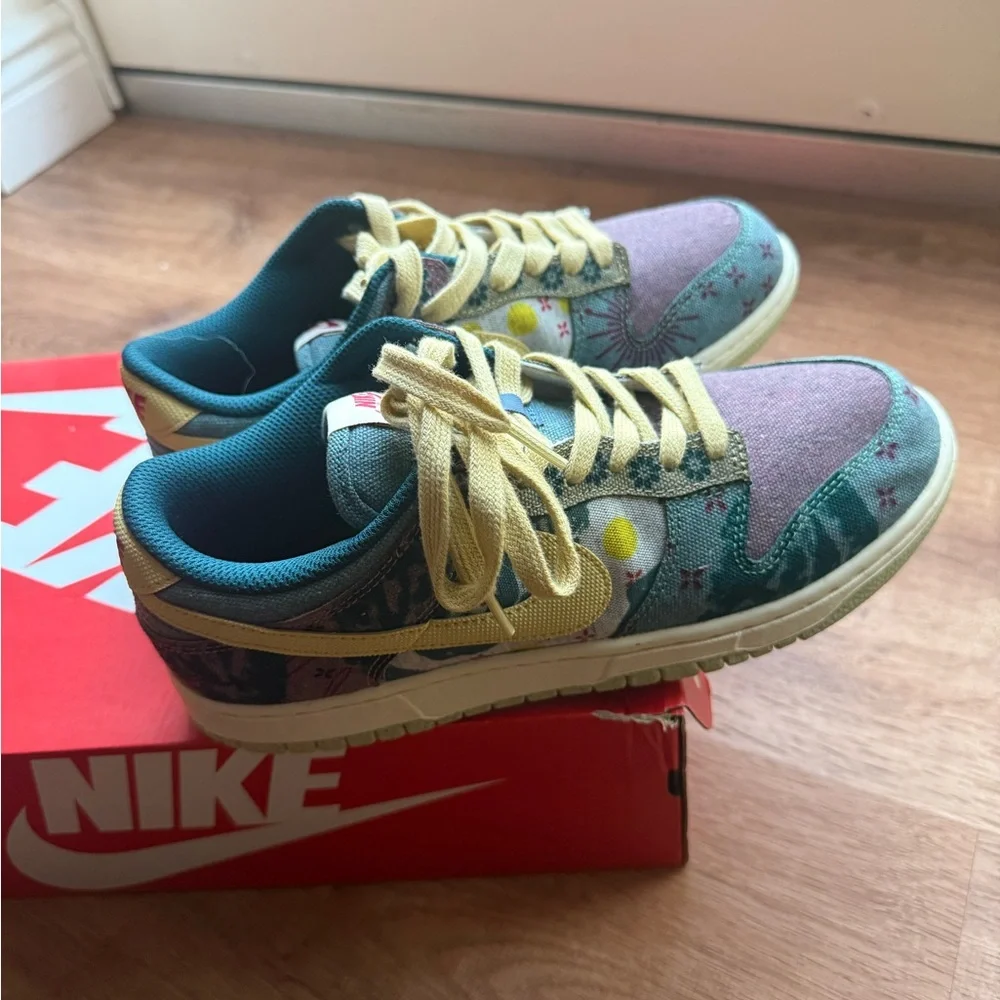 Nike interior pink lining