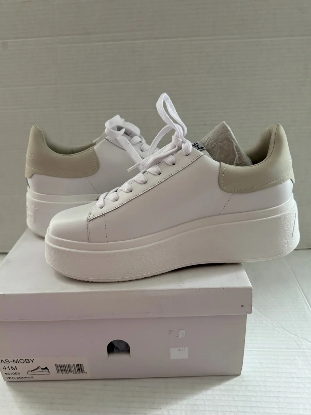 Ash moby white