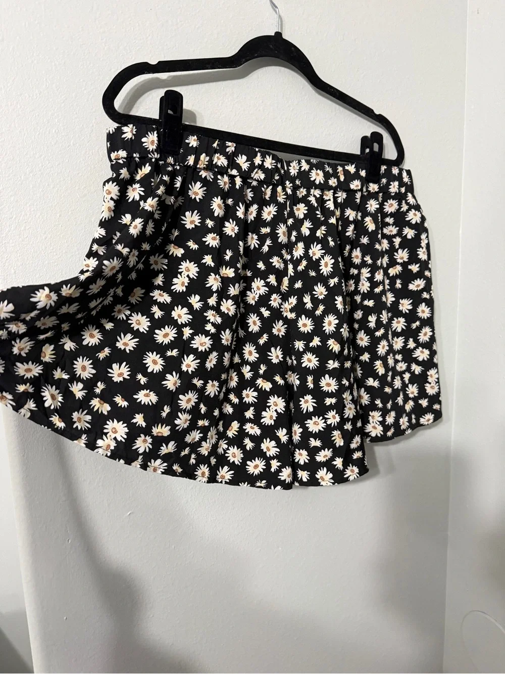 Whimsical Super Flowy White Daisy Print Fairycore Black Shorts 3XL