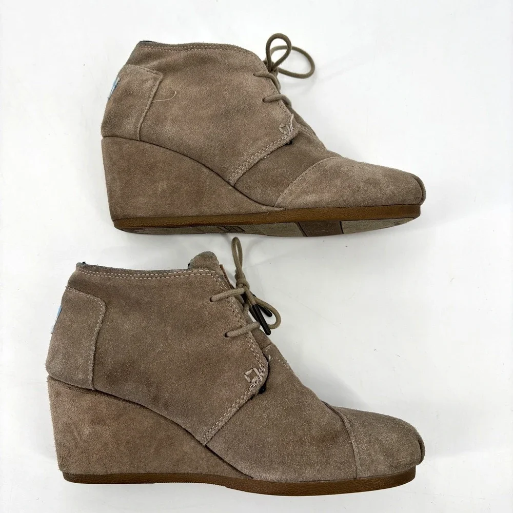 TOMS Desert Wedge Suede Ankle Booties Taupe Lace Up Womens Size 7.5 Boots