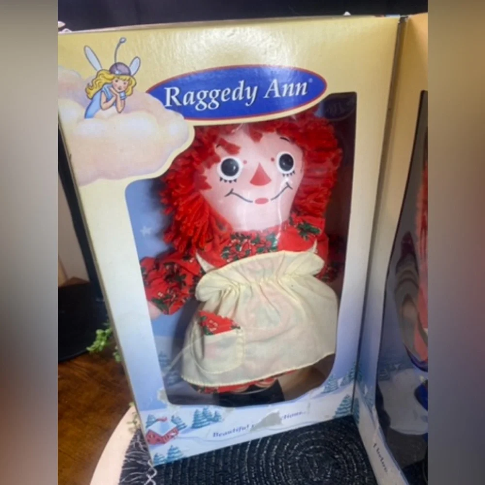 Raggedy Ann and Andy display this