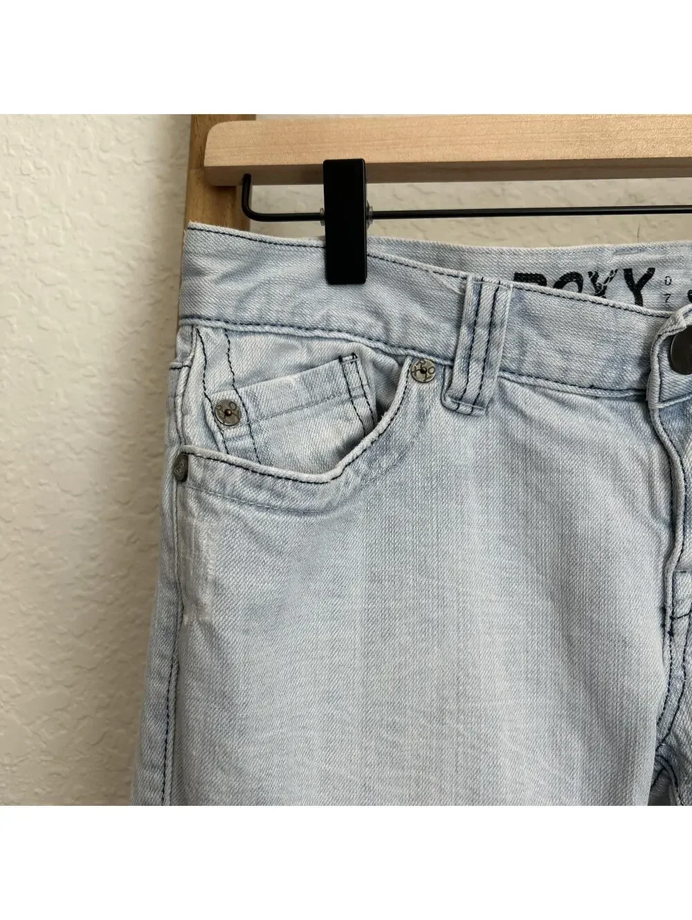 Roxy Low Rise Juniors Light Wash Distressed Jeans Size 9 Gold Coast Skinny Fit