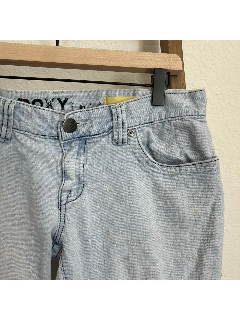 Roxy Low Rise Juniors Light Wash Distressed Jeans Size 9 Gold Coast Skinny Fit