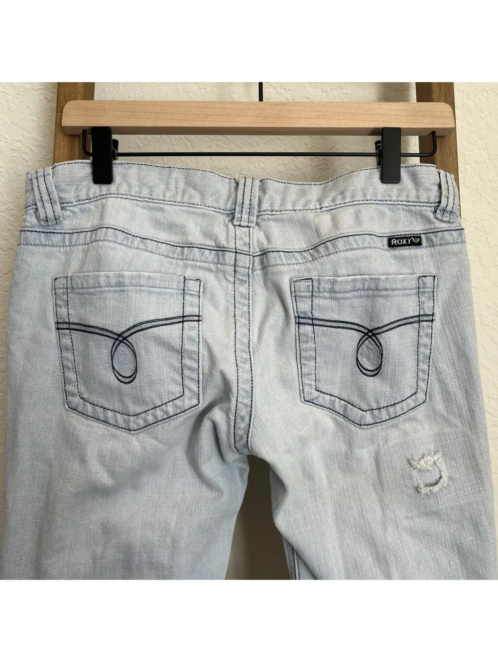Roxy Low Rise Juniors Light Wash Distressed Jeans Size 9 Gold Coast Skinny Fit