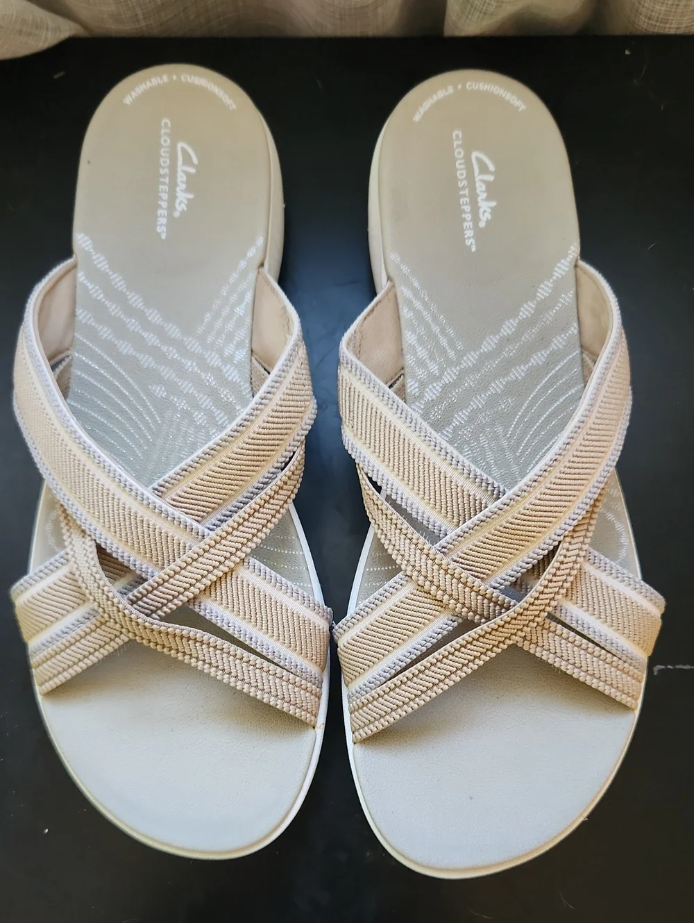 Clarks Women’s Neutral Beige Cross-Strap Cloudsteppers Sandals