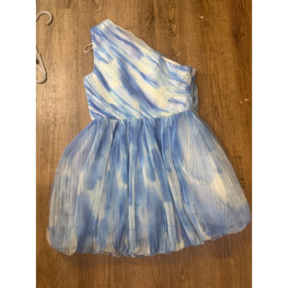 Hutch one shoulder