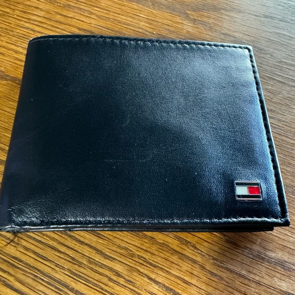TOMMY HILFIGER Black Leather Bifold Wallet