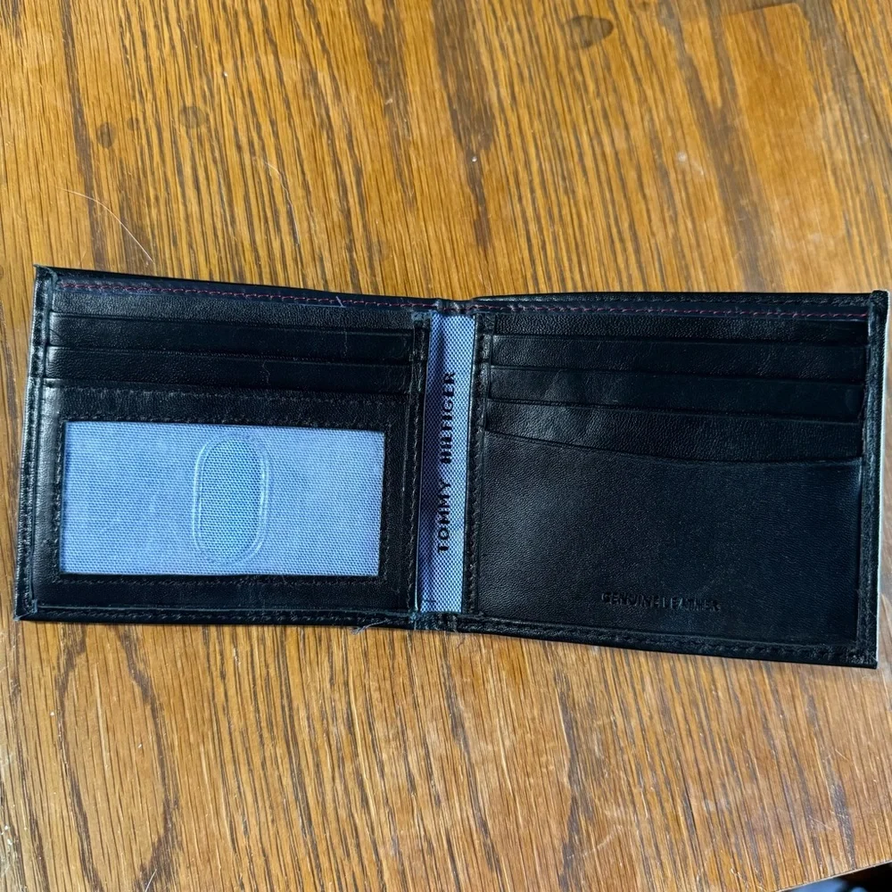 TOMMY HILFIGER Black Leather Bifold Wallet