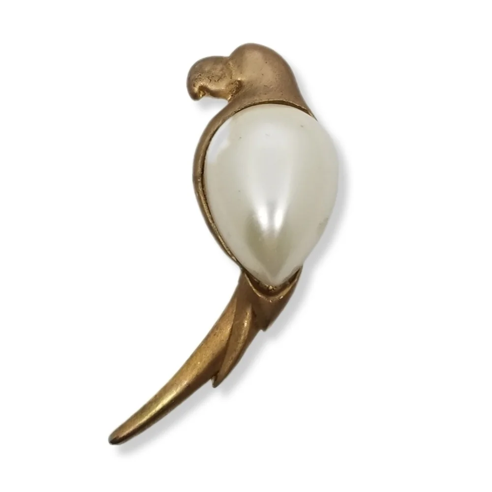 VINTAGE MATTE GOLDTONE & FAUX PEARL PARROT BROOCH
