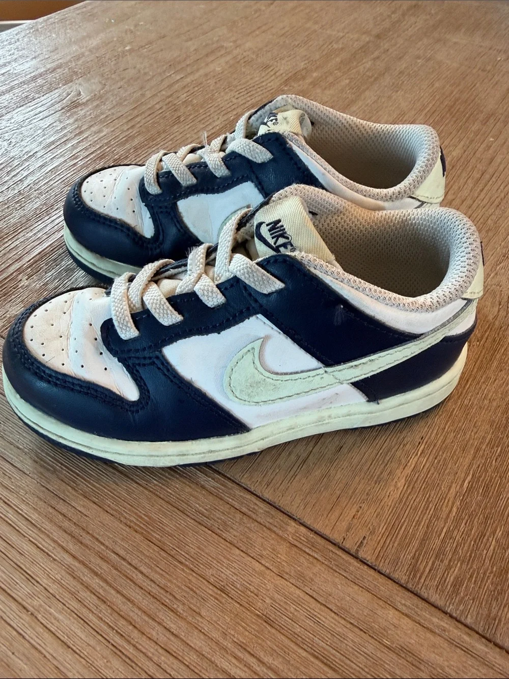 Nike Kids Low-Top Sneakers in Navy, White and Cream
