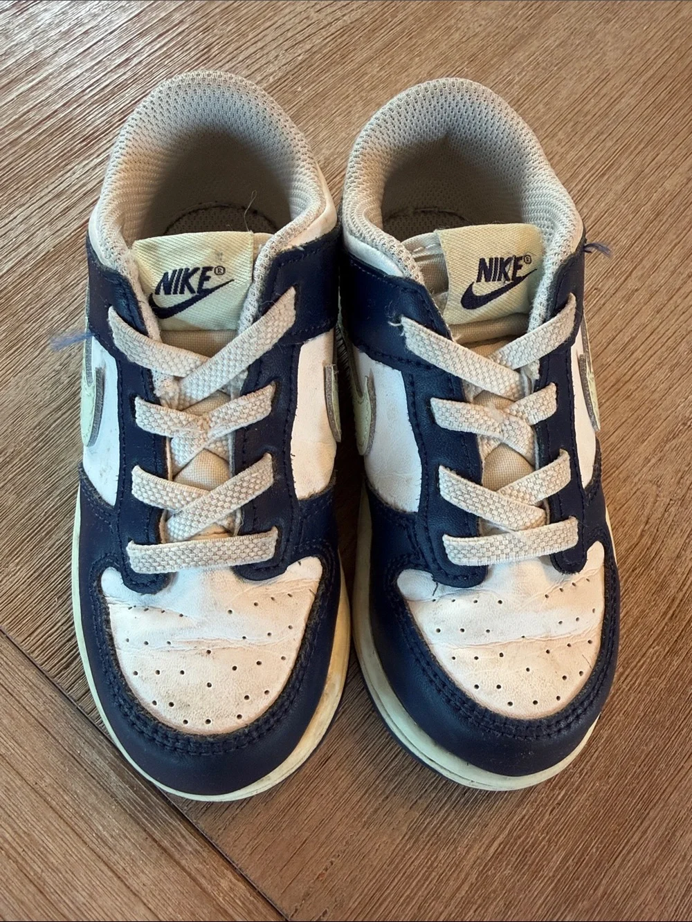 Nike Kids Low-Top Sneakers in Navy, White and Cream