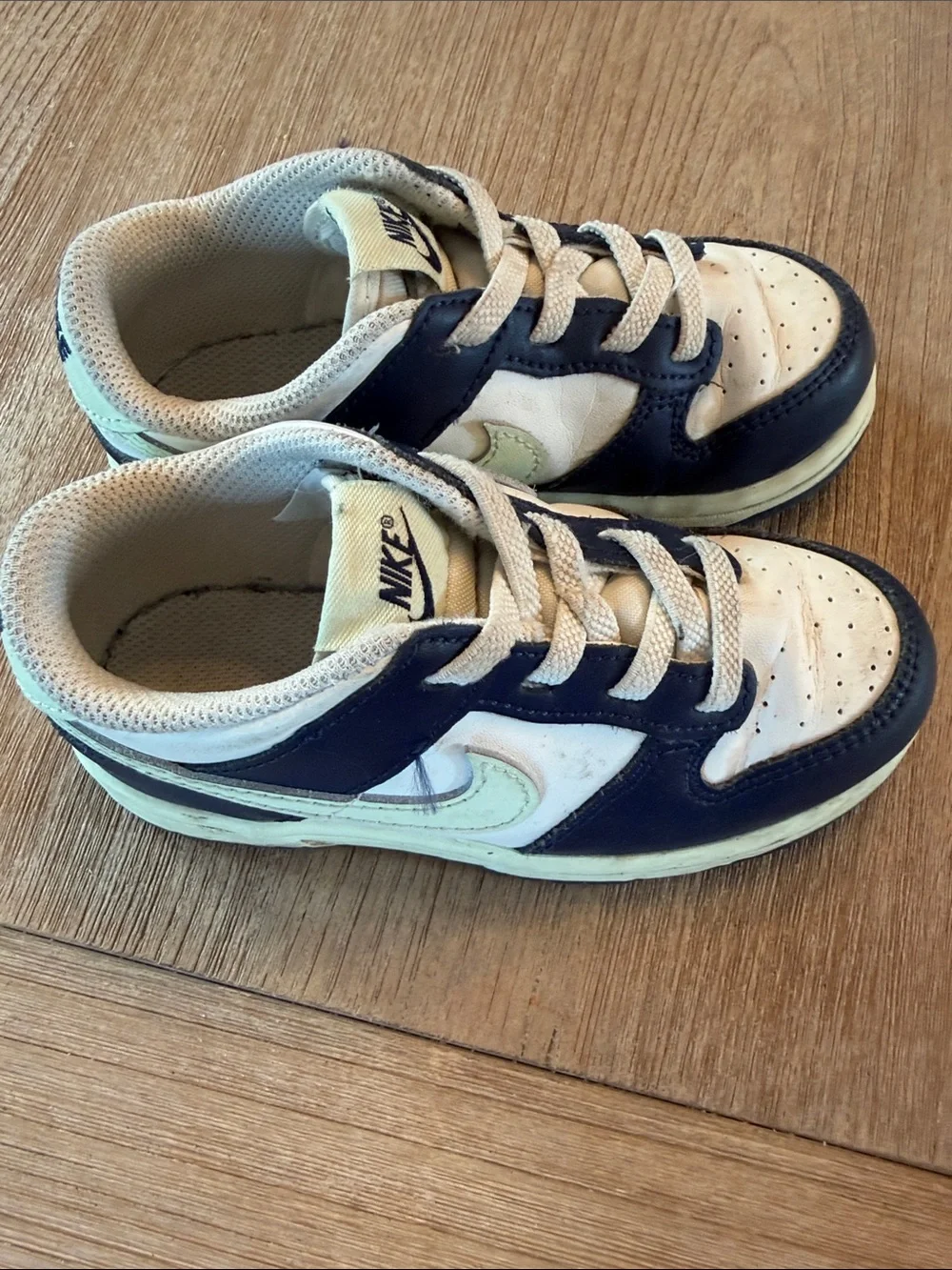 Nike Kids Low-Top Sneakers in Navy, White and Cream