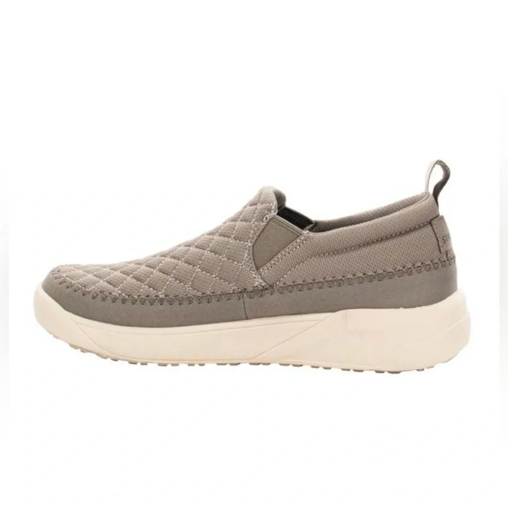Staheekum quilted upper features