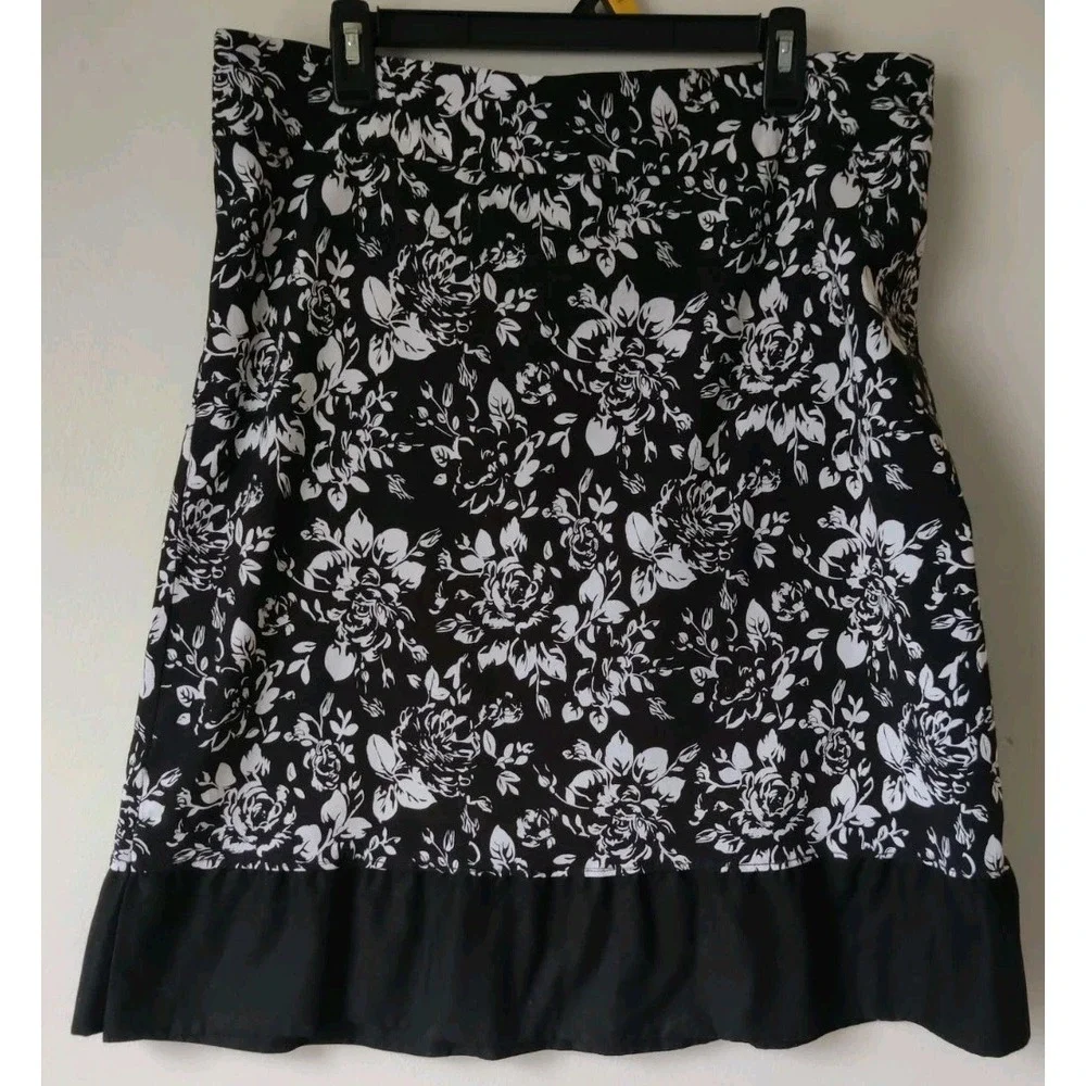 Westport Women's Black/White Floral Skort Knee‎ Length Pull On Size 1X