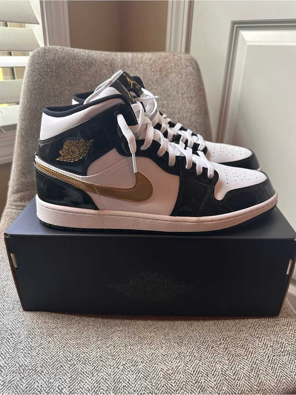 Jordan Air Jordan 1 Mid SE Black with Metallic Gold 13M