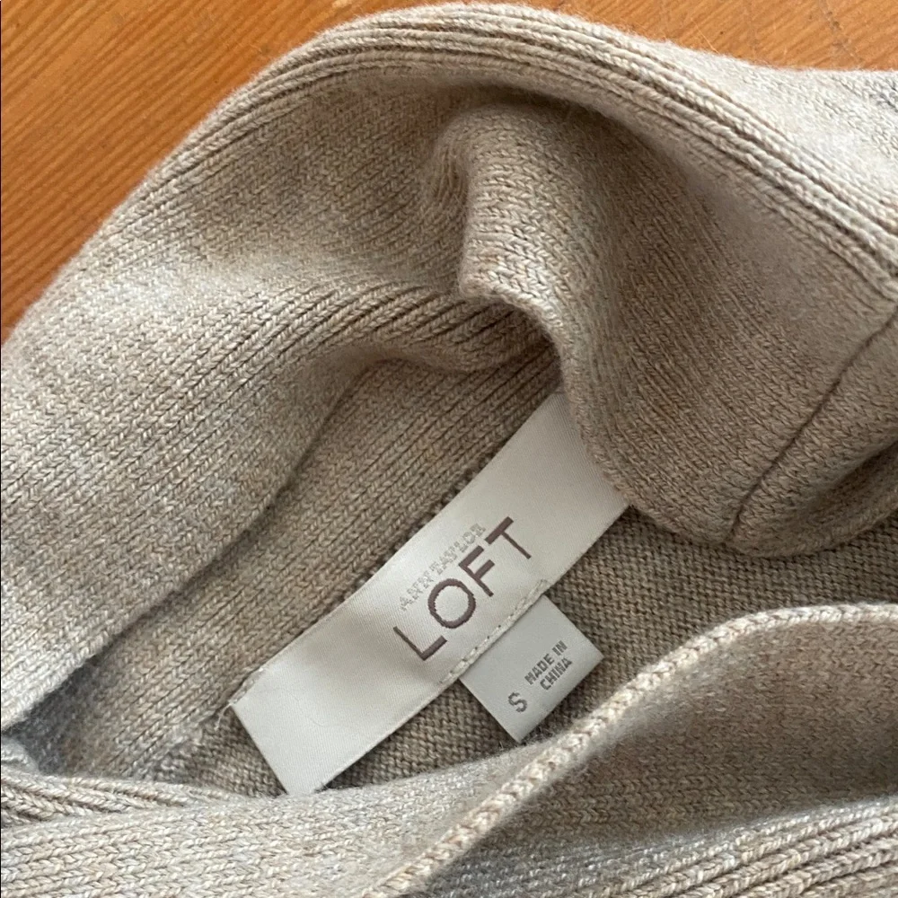 LOFT Women's Beige Lightweight‎ Turtleneck Sweater Small