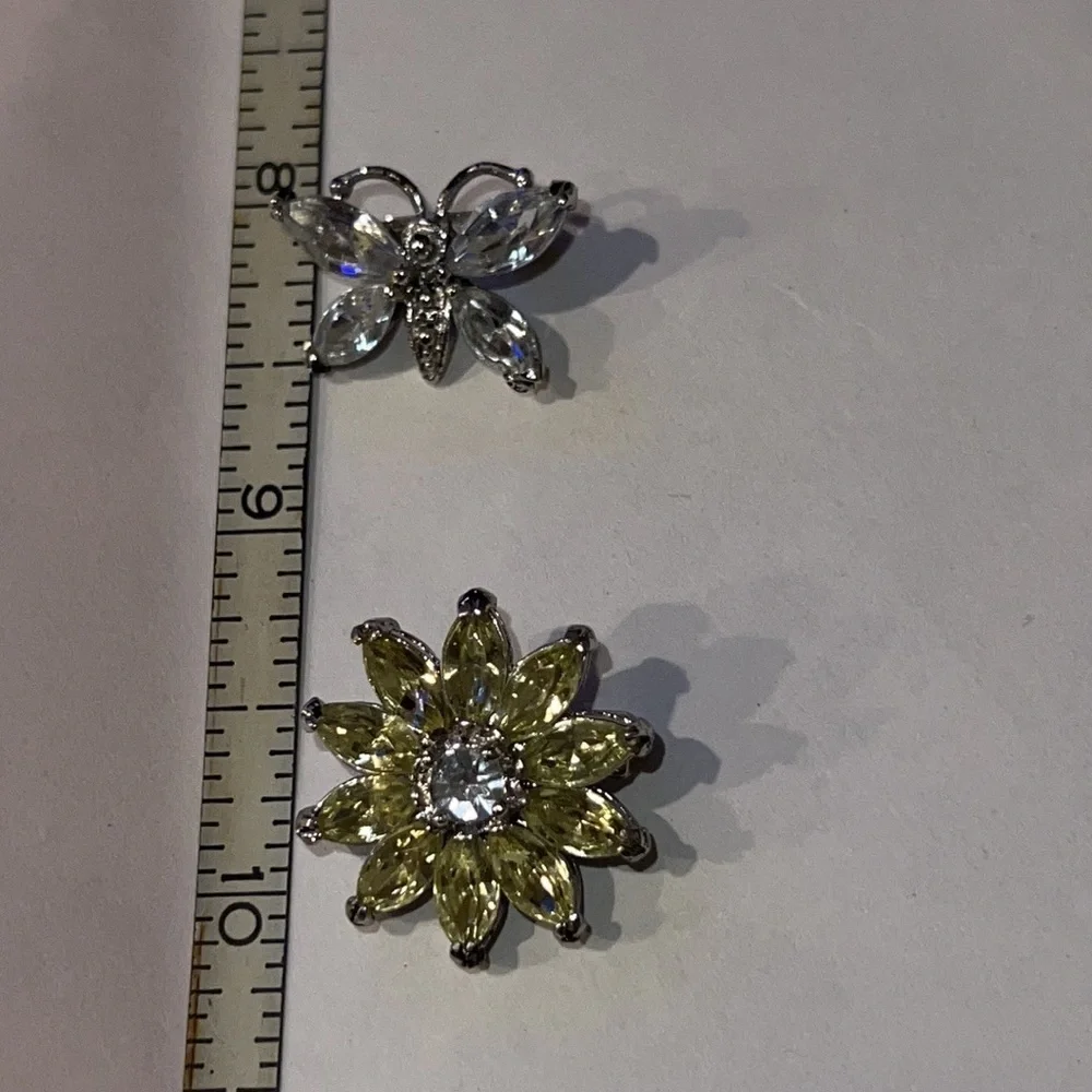 N/A rhinestone brooch