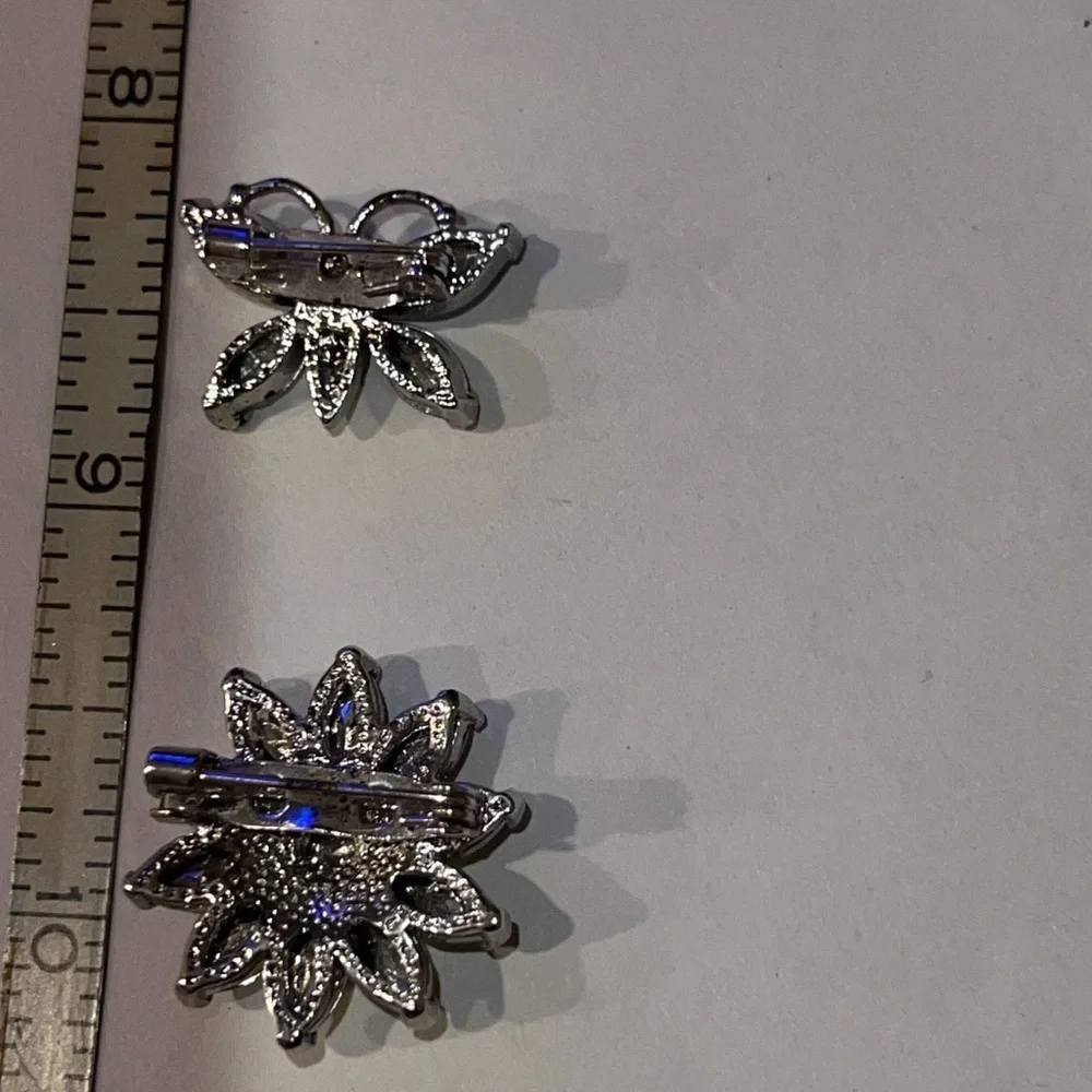 N/A rhinestone brooch