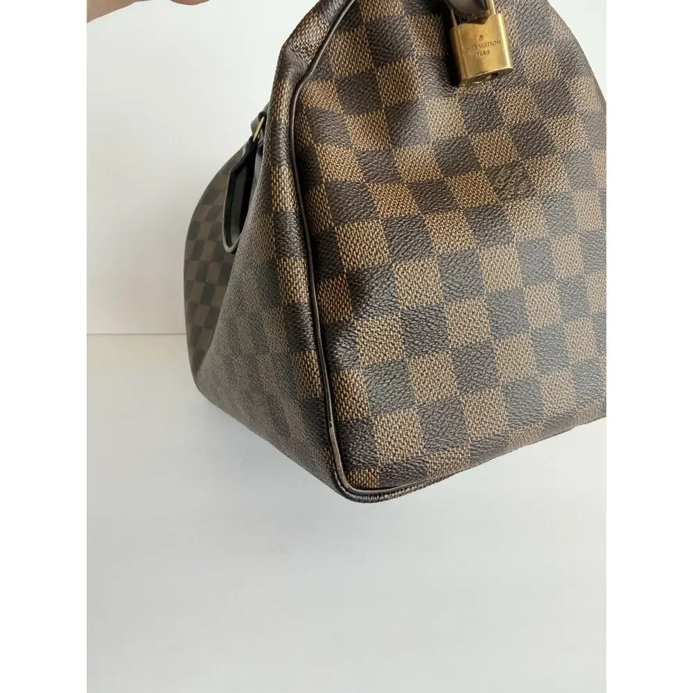 Louis Vuitton outside immaculate