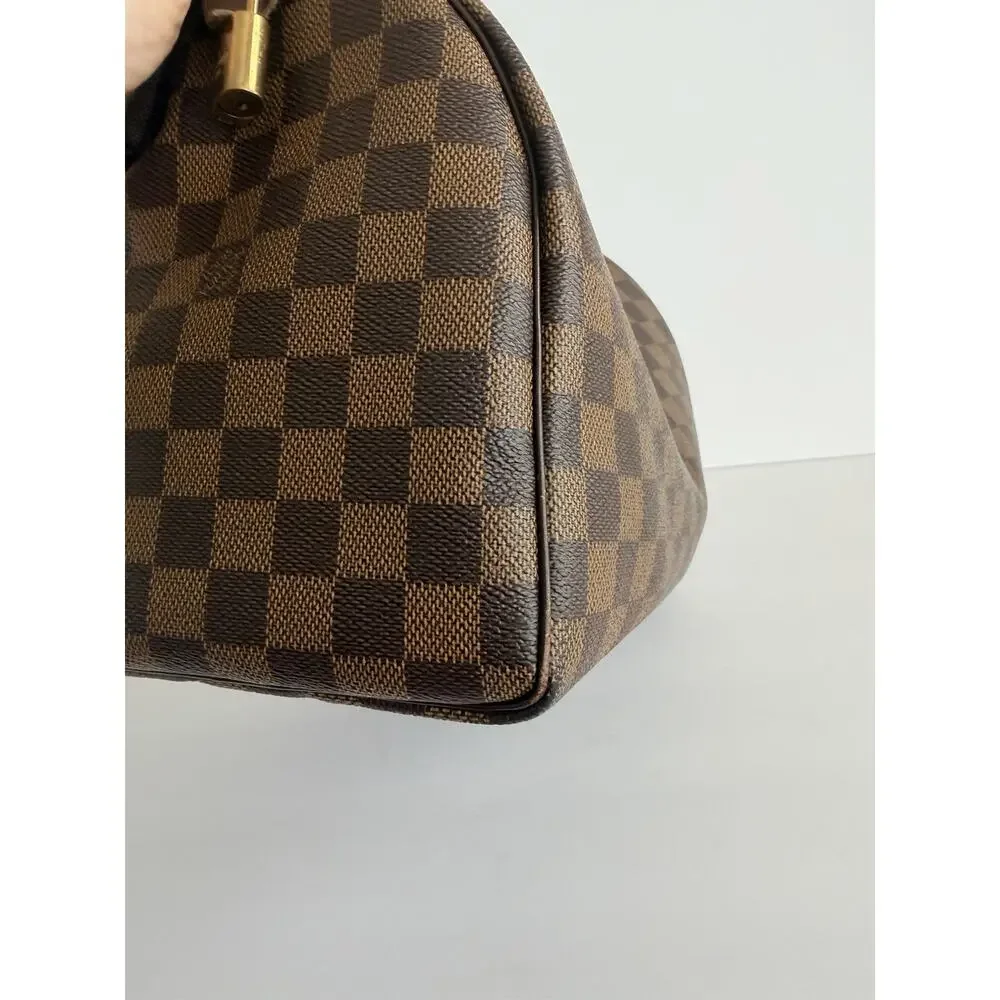 Louis Vuitton outside immaculate