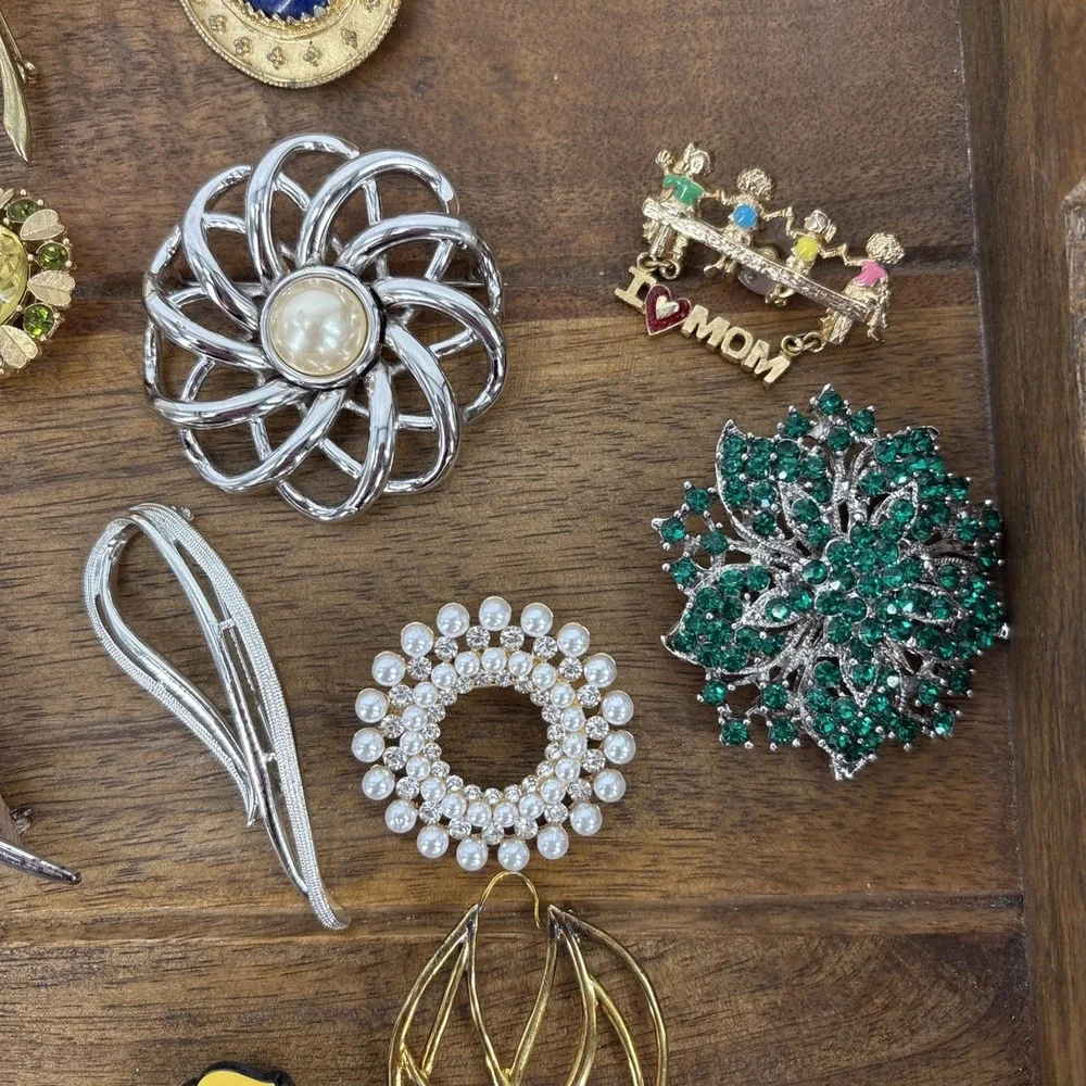 Mixed Lot Costume Jewelry Pins Bars Brooches Pendants Some Signed Vtg to Now 43