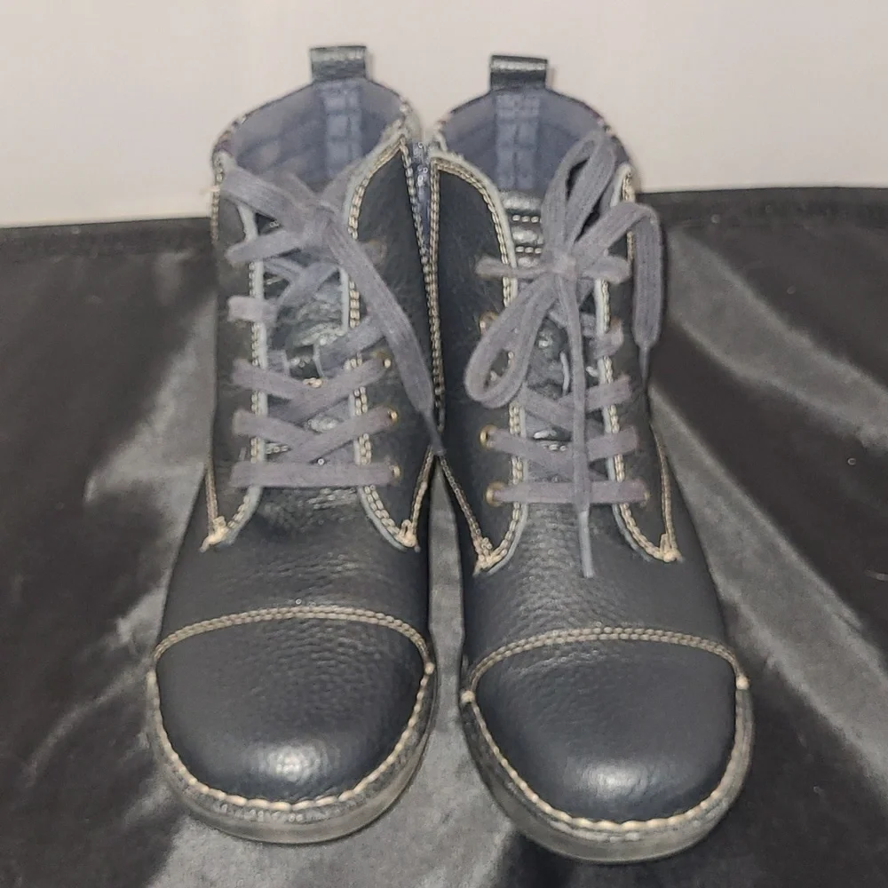 Clarks Ankle Boot Booties Black Chelsea Genuine Pebbled Leather Zippered  sz 6