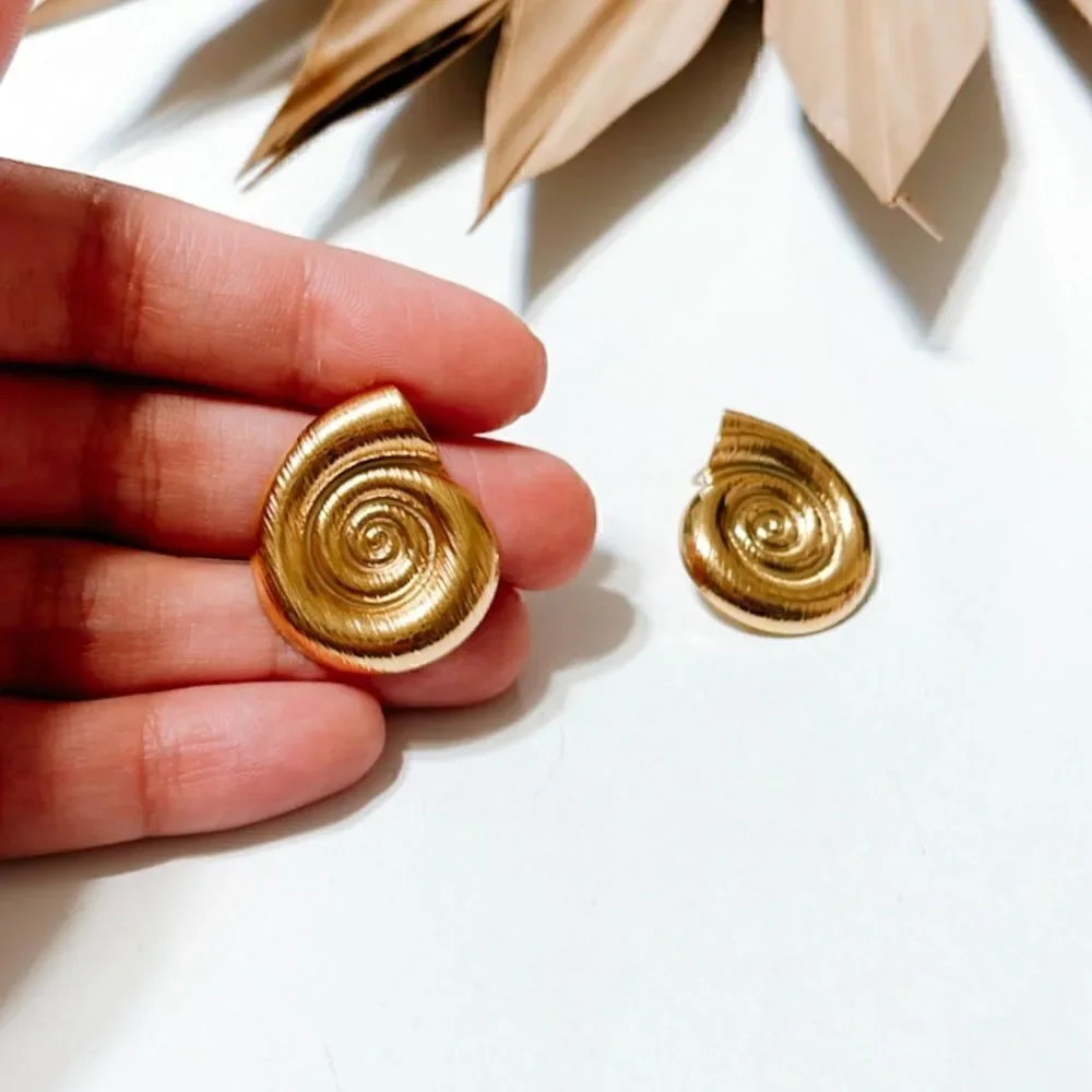 Gold seashell stud earrings #1088