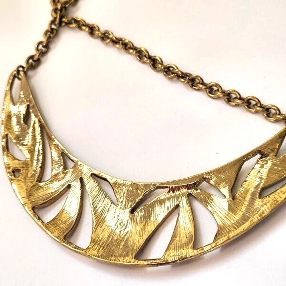 Unbranded neck provides