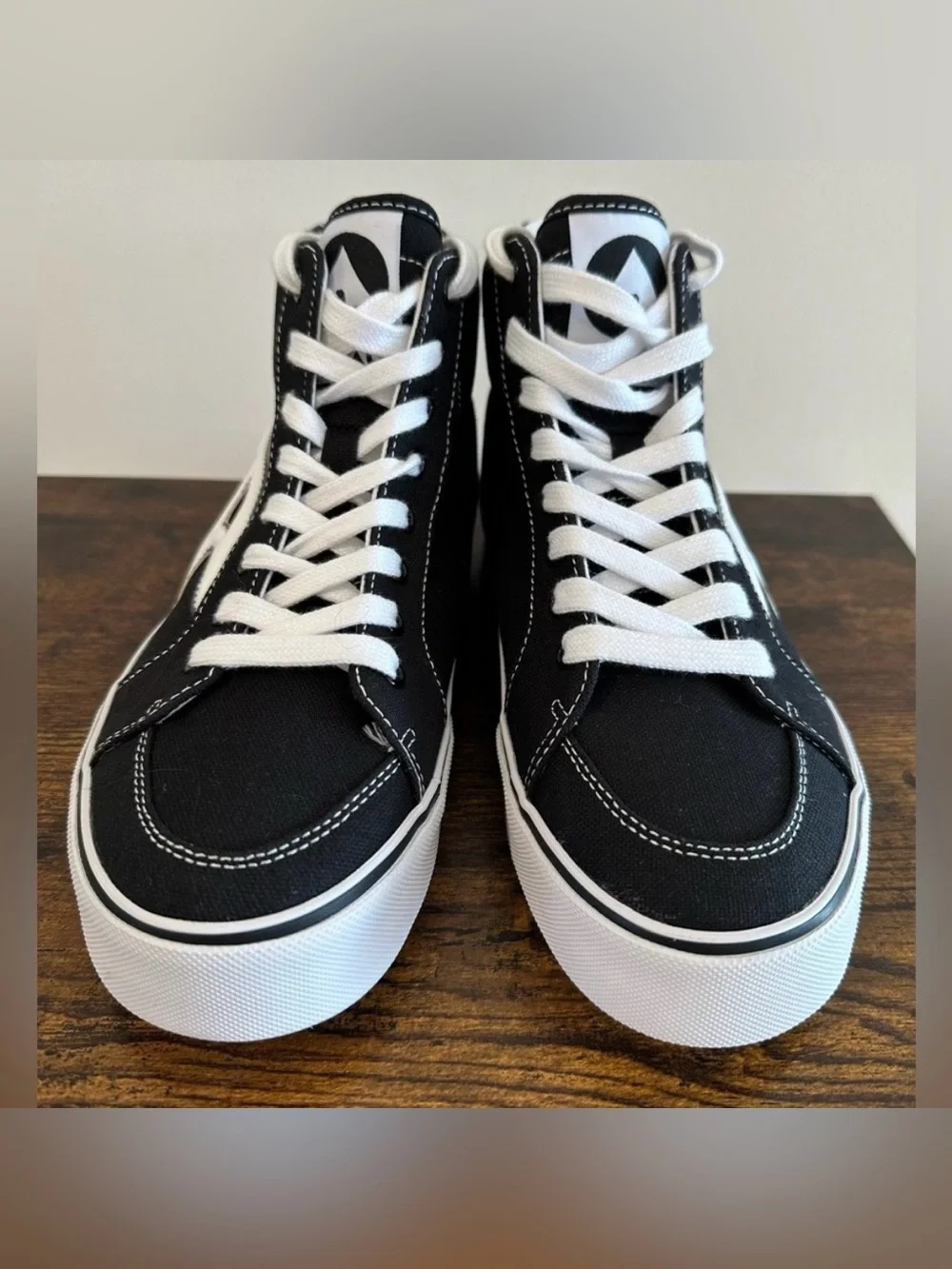 Airwalk Boys Hayden Black/White High Top Sneakers NWT Size Big Boys 4