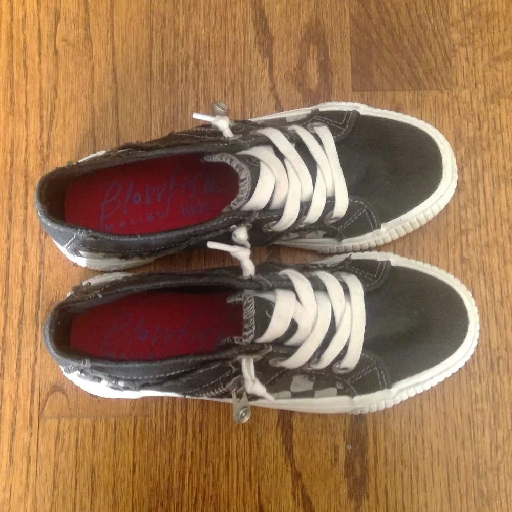 Blowfish Kids Size 13 Unisex Black and White Skater Style Sneakers