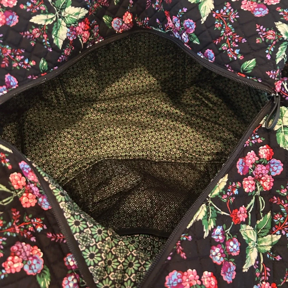 Vera Bradley compartments shoulder easy