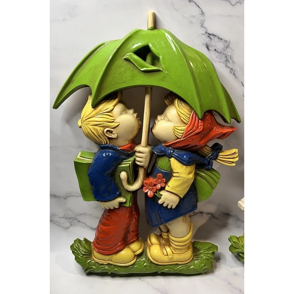 Homco umbrella features room