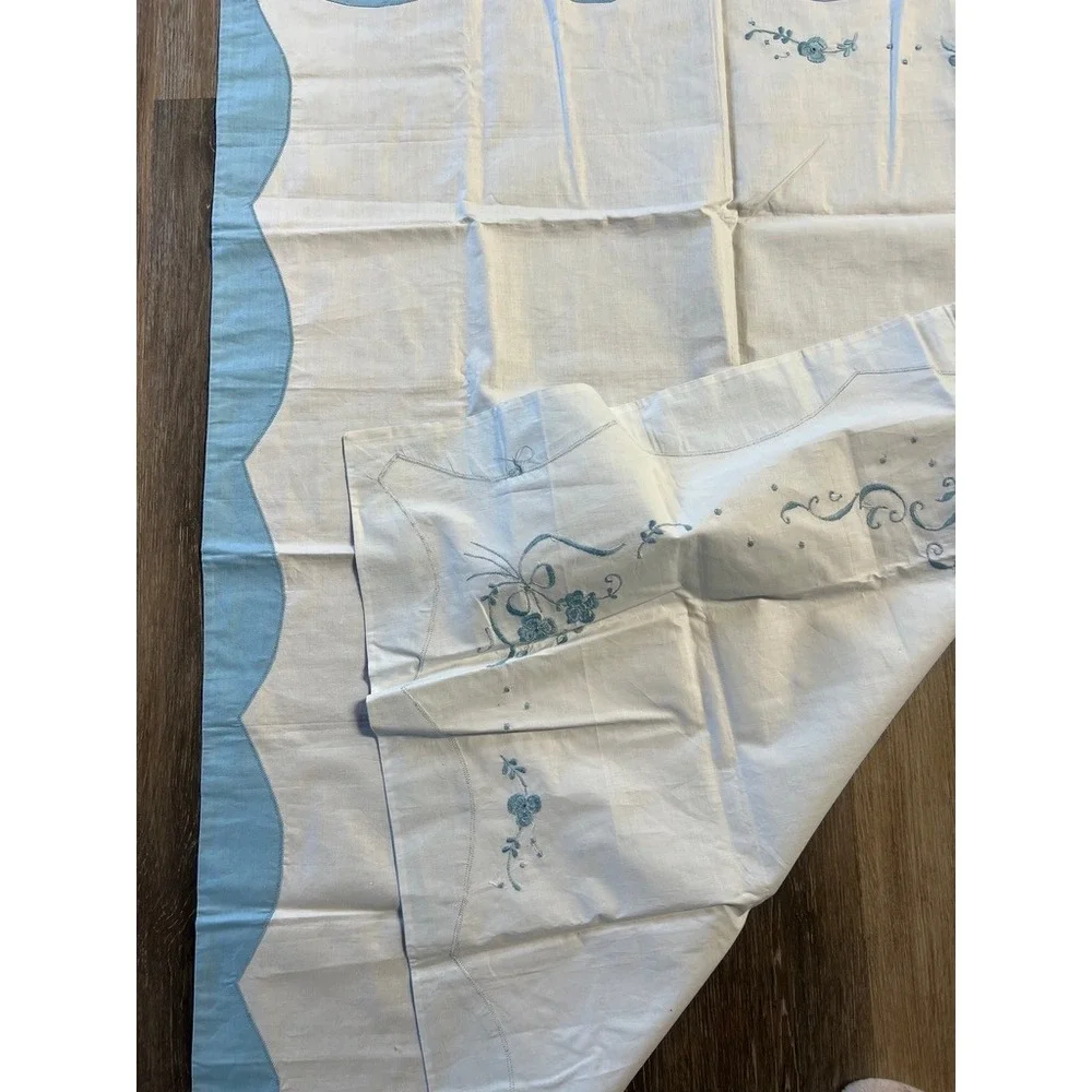 Vintage Floral Embroidered Tablecloth 42x34