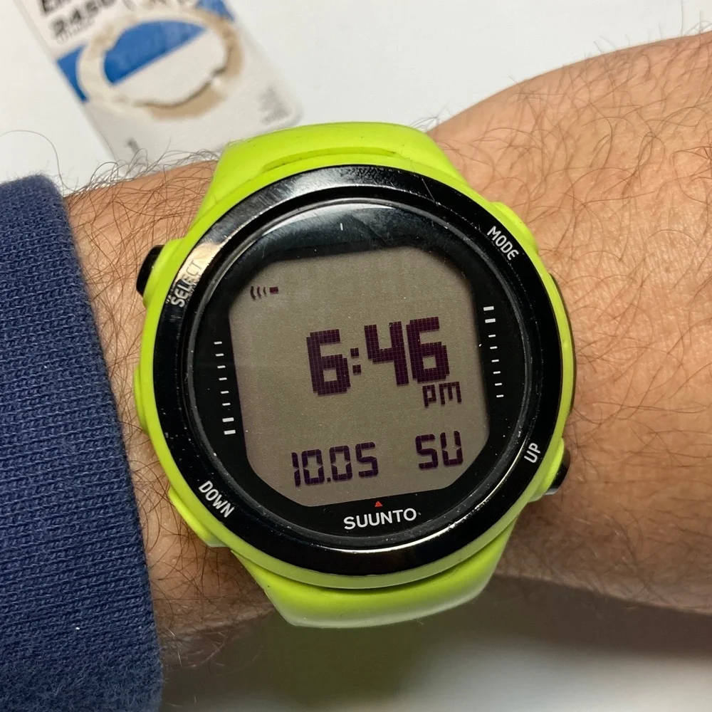 Suunto D4i slime green dive watch, PARTS OR RESTORE, buttons loose, new battery