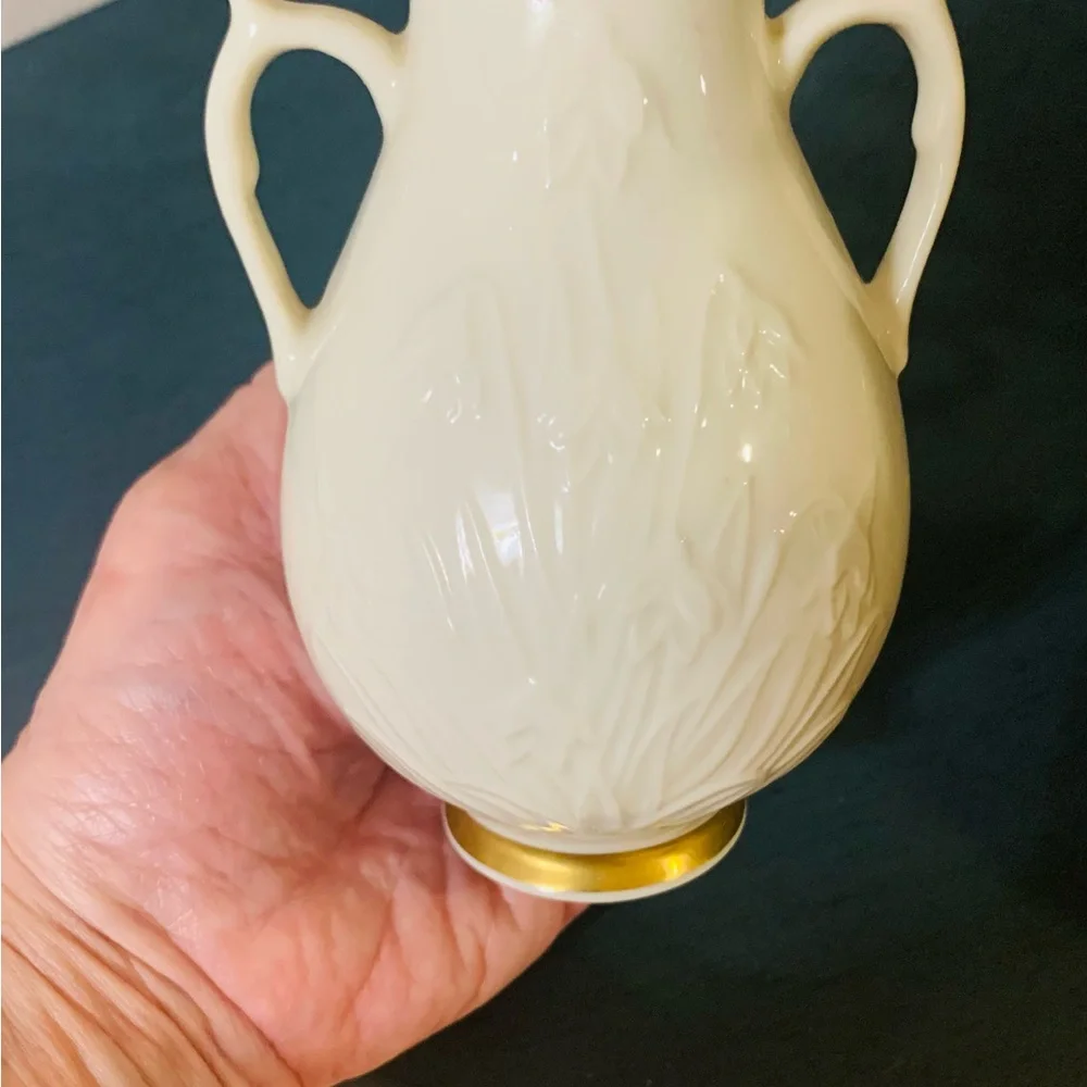 Lenox vase features