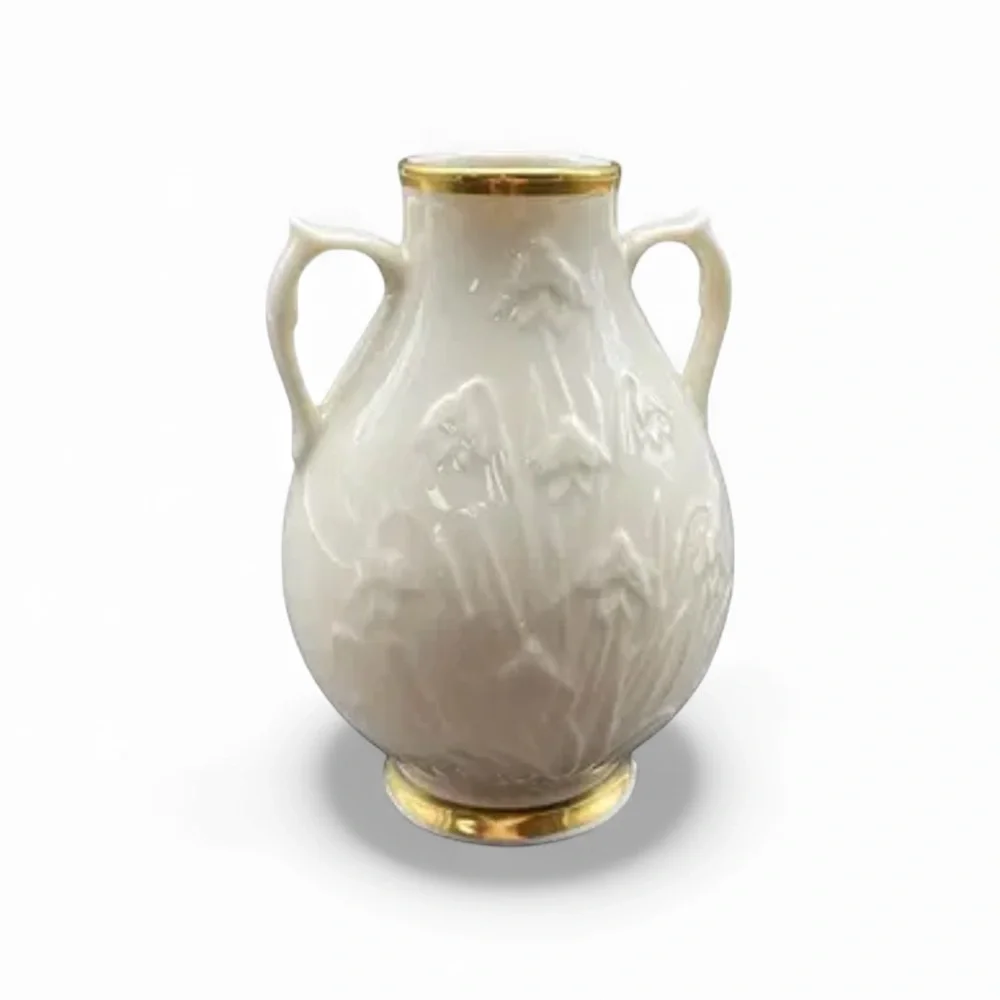 Lenox vase features