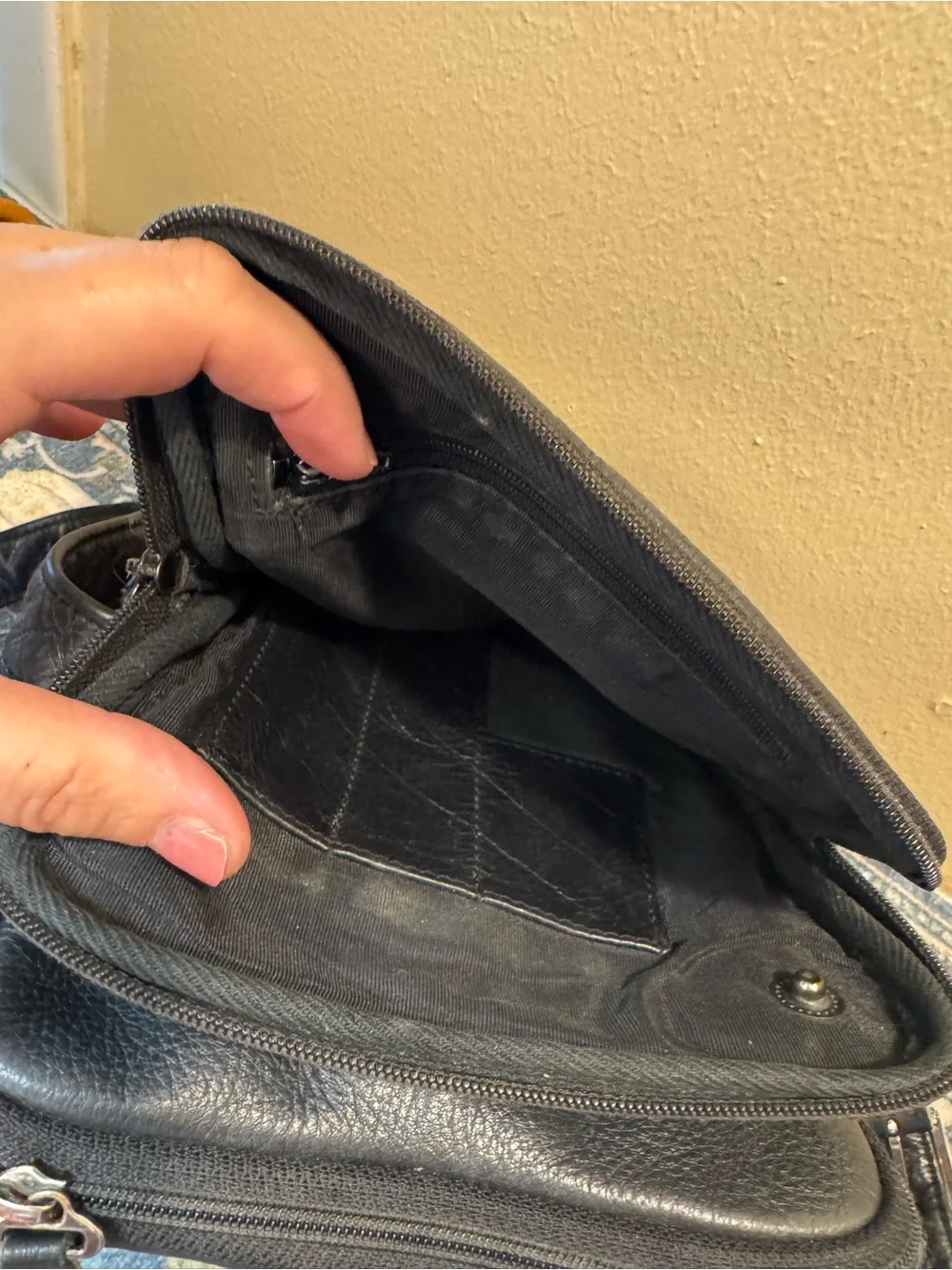 SAS compact leather