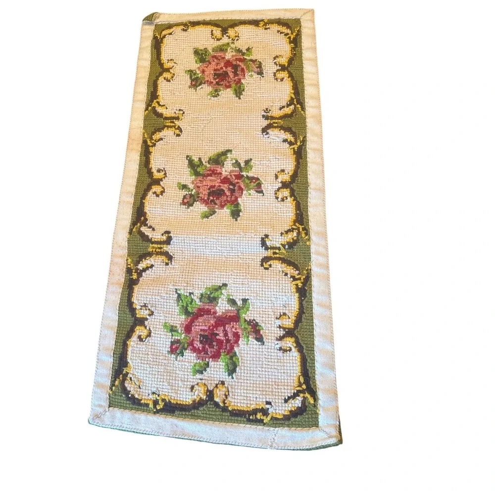 Vintage Handcrafted Floral Needlepoint Table Runner Roses &‎ Scalloped design