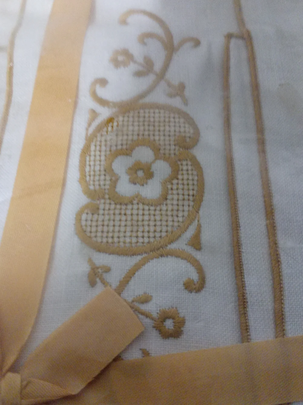 1962 Vintage Set Of 8 Placemats Gold Embroidered On Cream Linen NWT