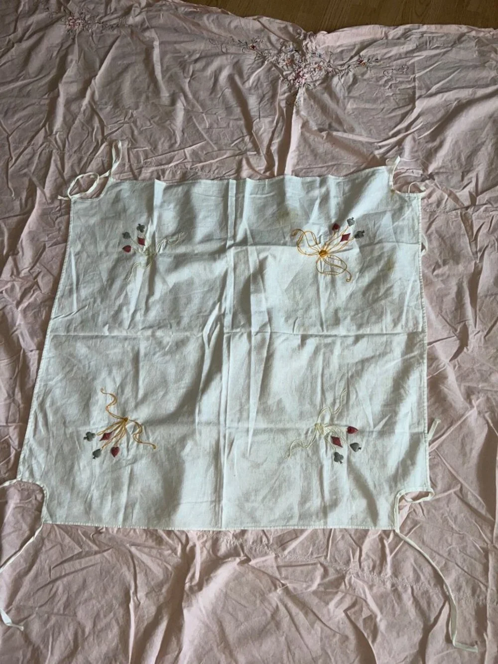 VTG  White Linen Tablecloth Hand-Embroidered Card Suits Yellow Bow Bridge Poker