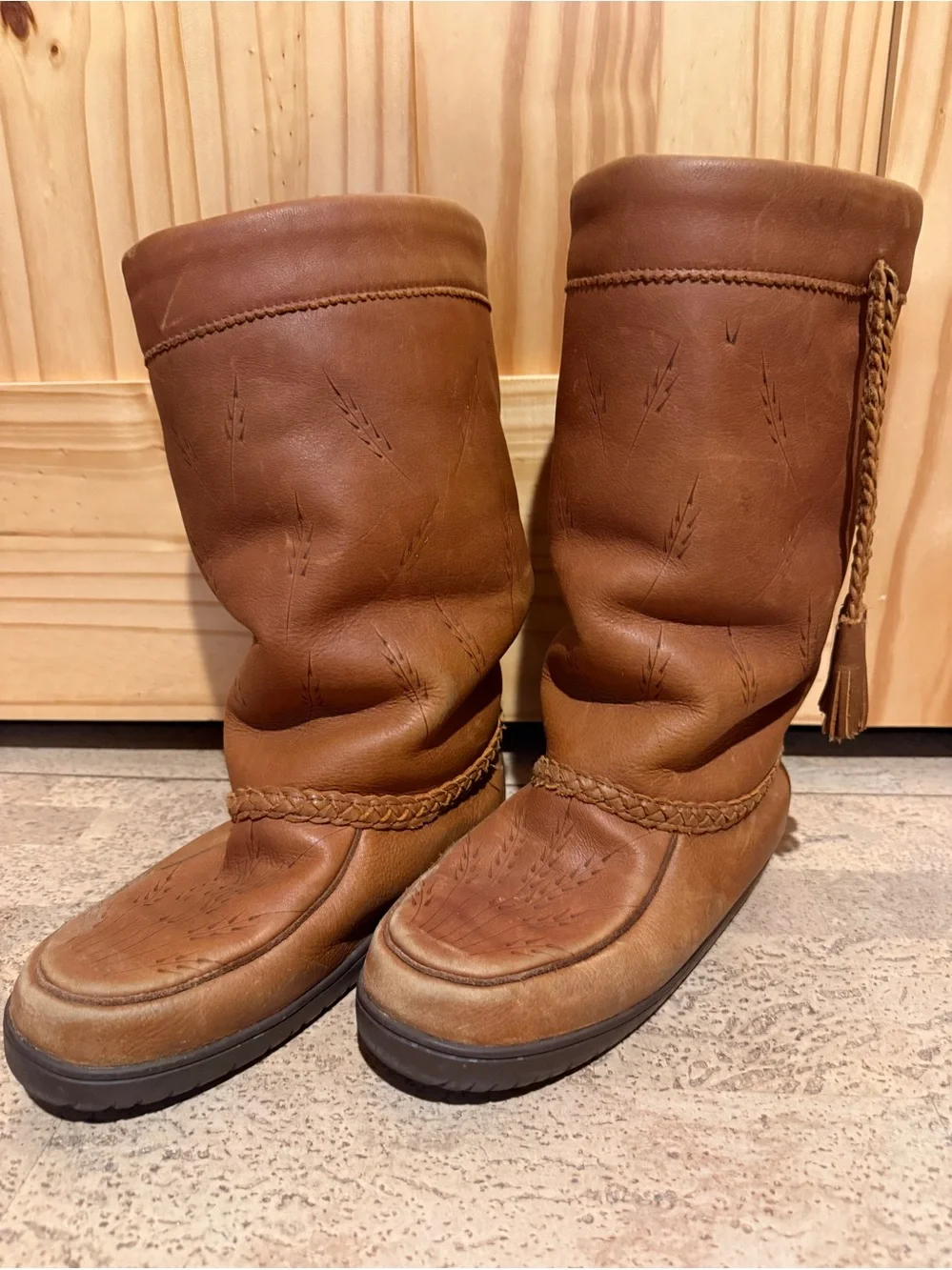 Manitobah Mukluks waterproof Tamarack boots, L8/M6