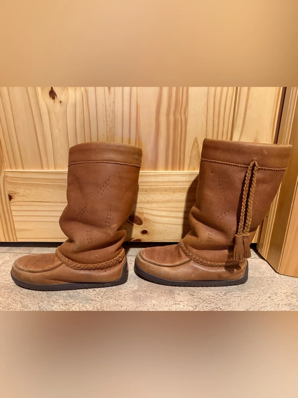 Manitobah Mukluks soft tobacco