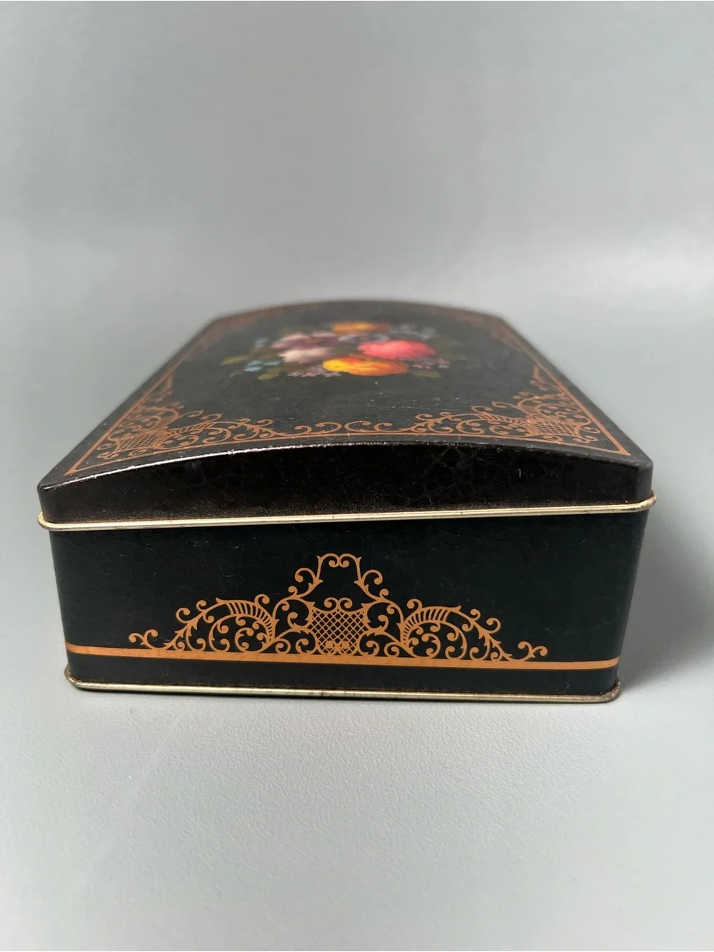 N/A vintage tin
