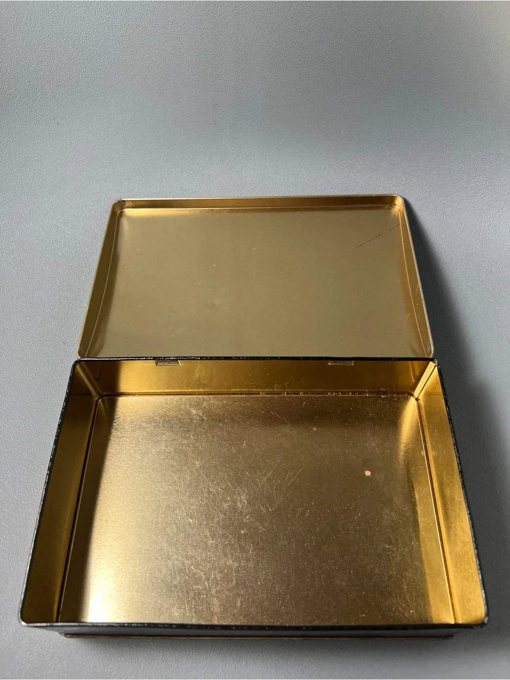 N/A vintage tin