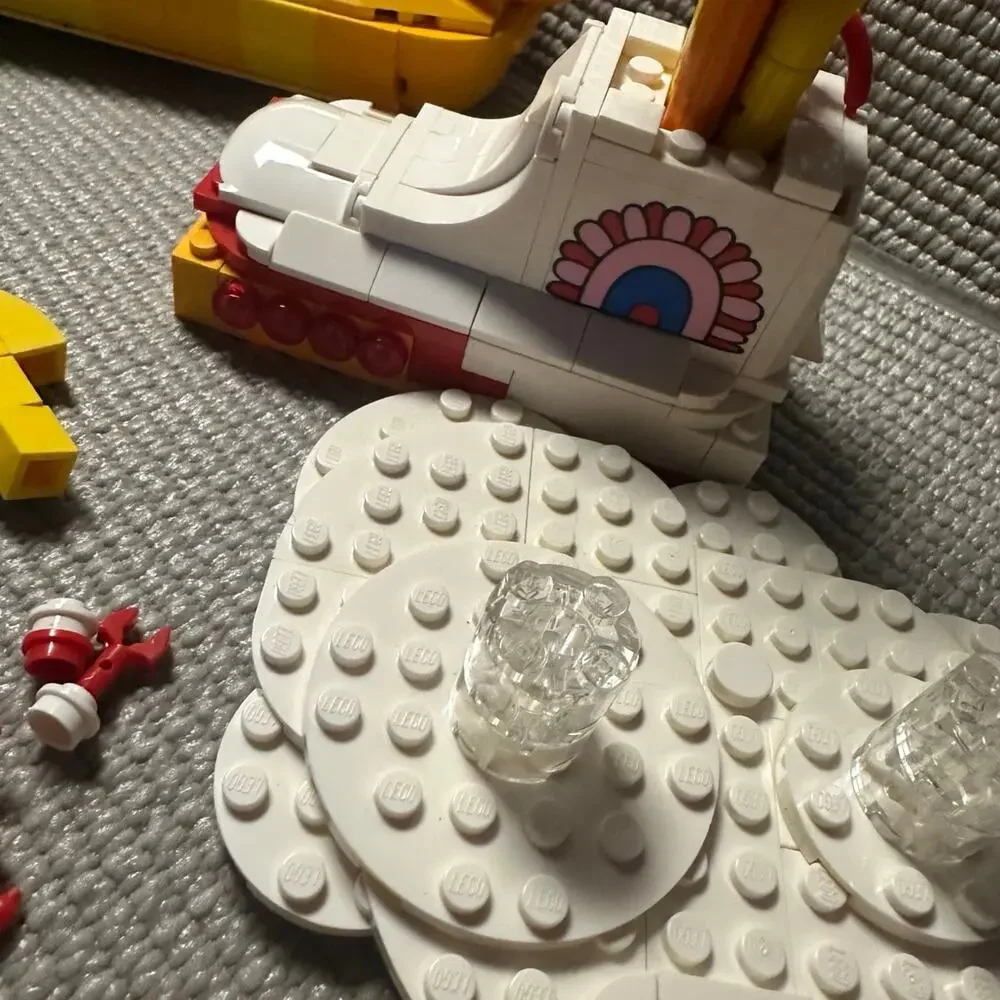 LEGO Ideas The Beatles Yellow Submarine ONLY 21306 Mostly Complete no figs