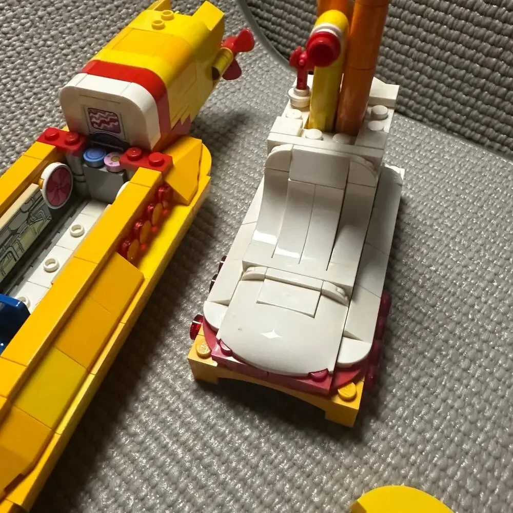 LEGO Ideas The Beatles Yellow Submarine ONLY 21306 Mostly Complete no figs