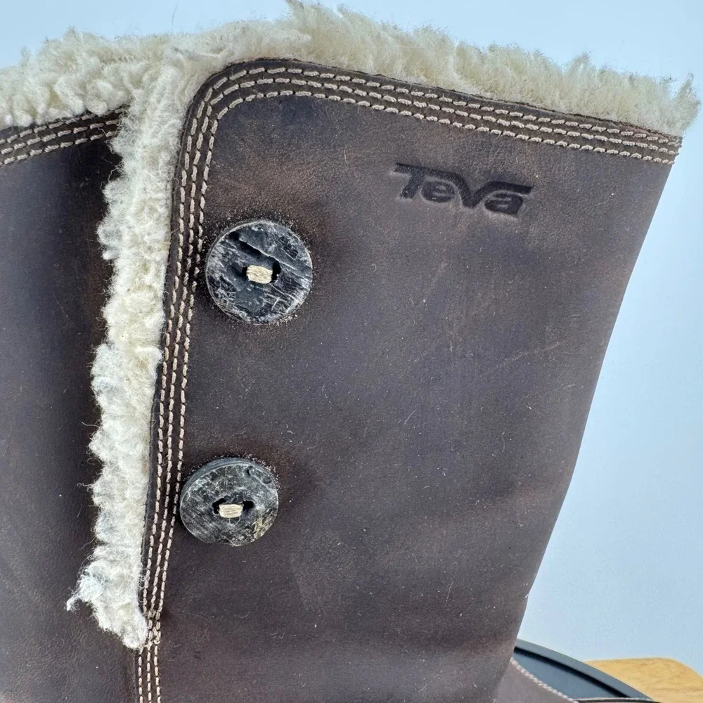 Teva Brown Leather Tall Boots Faux Shearling Lined Spider Rubber Sole Womens 8