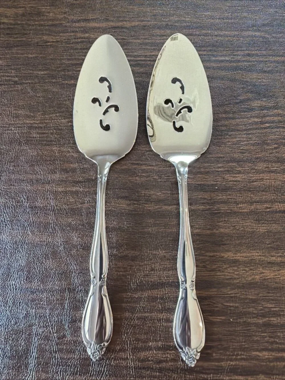 Set of 2 Oneida Community Chatelaine Stainless Pie Cake Servers Flatware 9.5