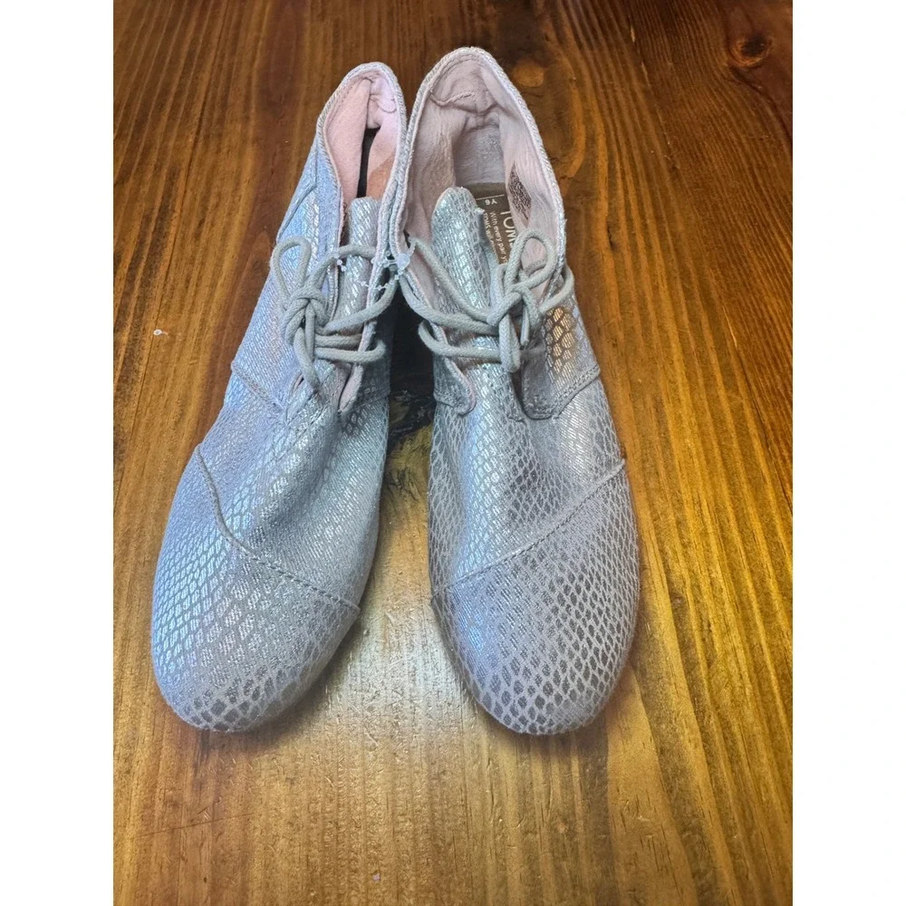TOMS Kids Silver Metallic Snakeskin Desert Wedge Lace Up Ankle Boots Size 6Y